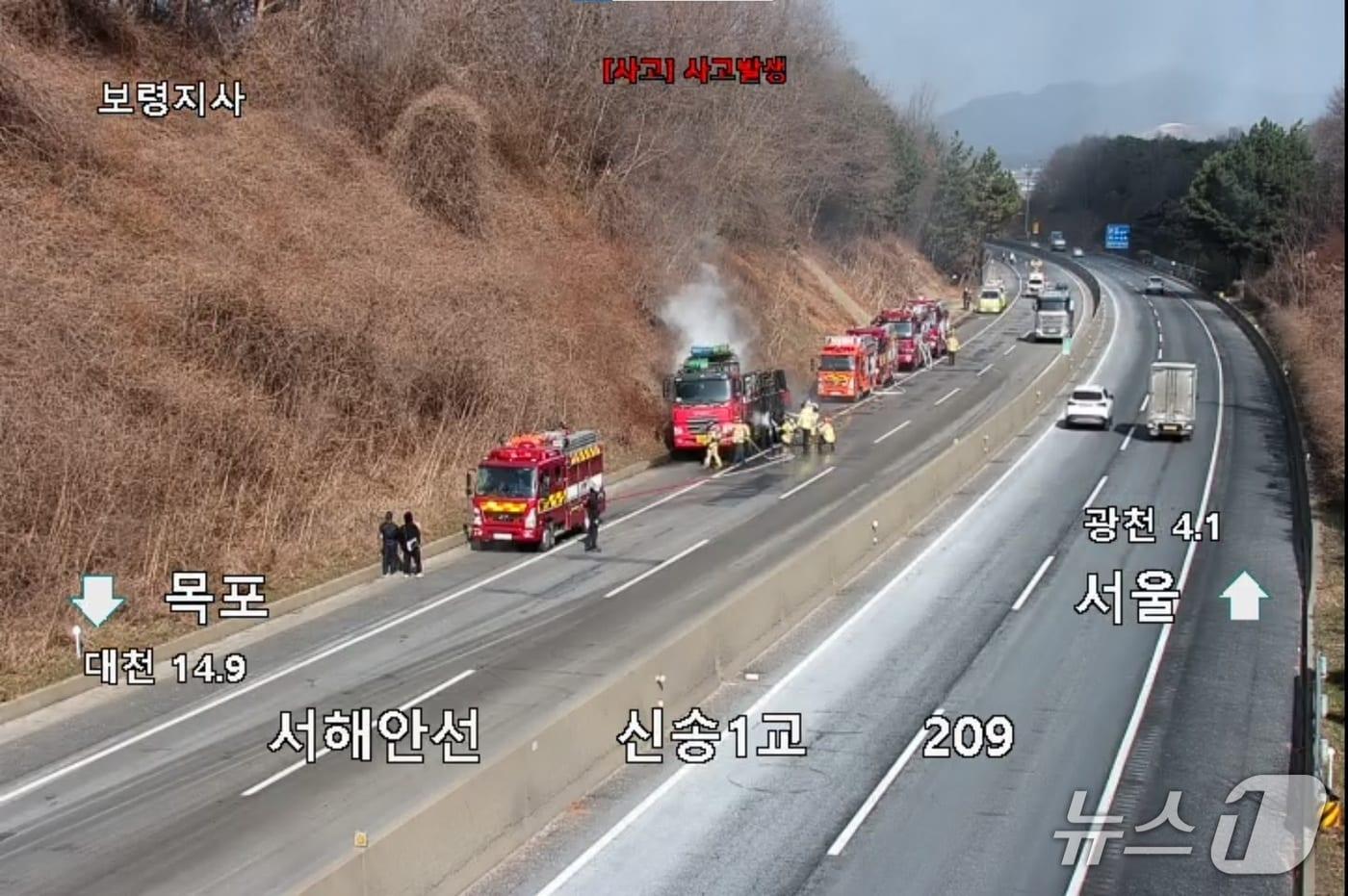 서해안고속도로 화물차 화재 현장. (도로공사 CCTV 갈무리, 재판매 및 DB금지) / 뉴스1