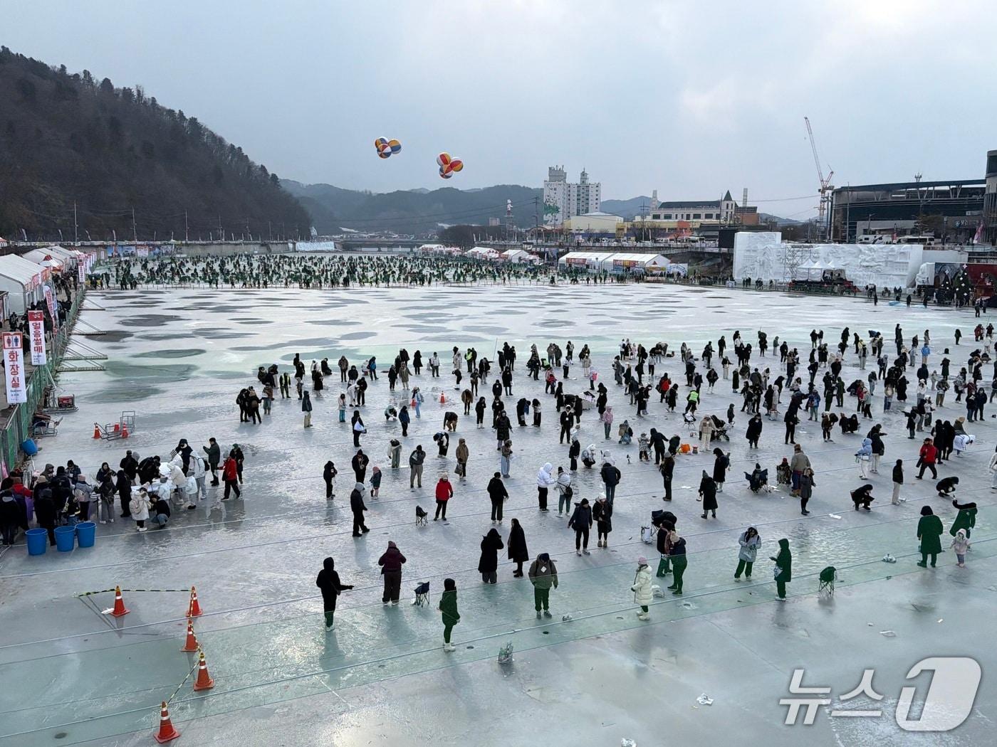본문 이미지 - '2026 얼음나라 화천산천어축제' 첫날인 10일 축제장을 찾은 관광객들이 산천어 얼음낚시 체험을 즐기고 있다. 2026.1.10 한귀섭 기자  