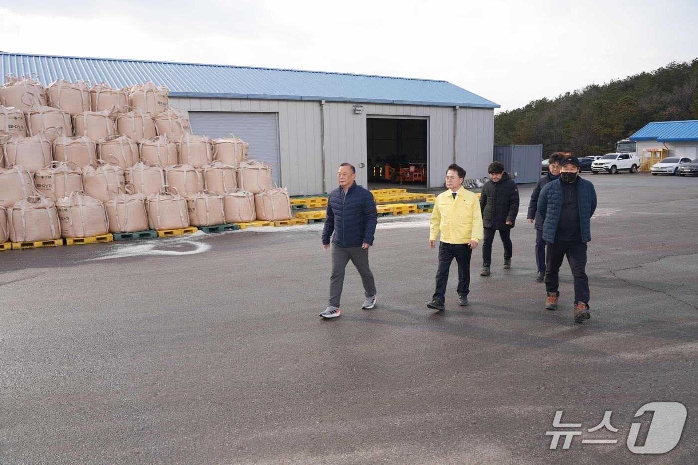 본문 이미지 - 육동한 춘천시장이 10일 거두리 제설차량 차고지를 찾아 제설 대응 준비 상황을 점검하고 있다.(춘천시 제공, 재판매 및 DB금지)