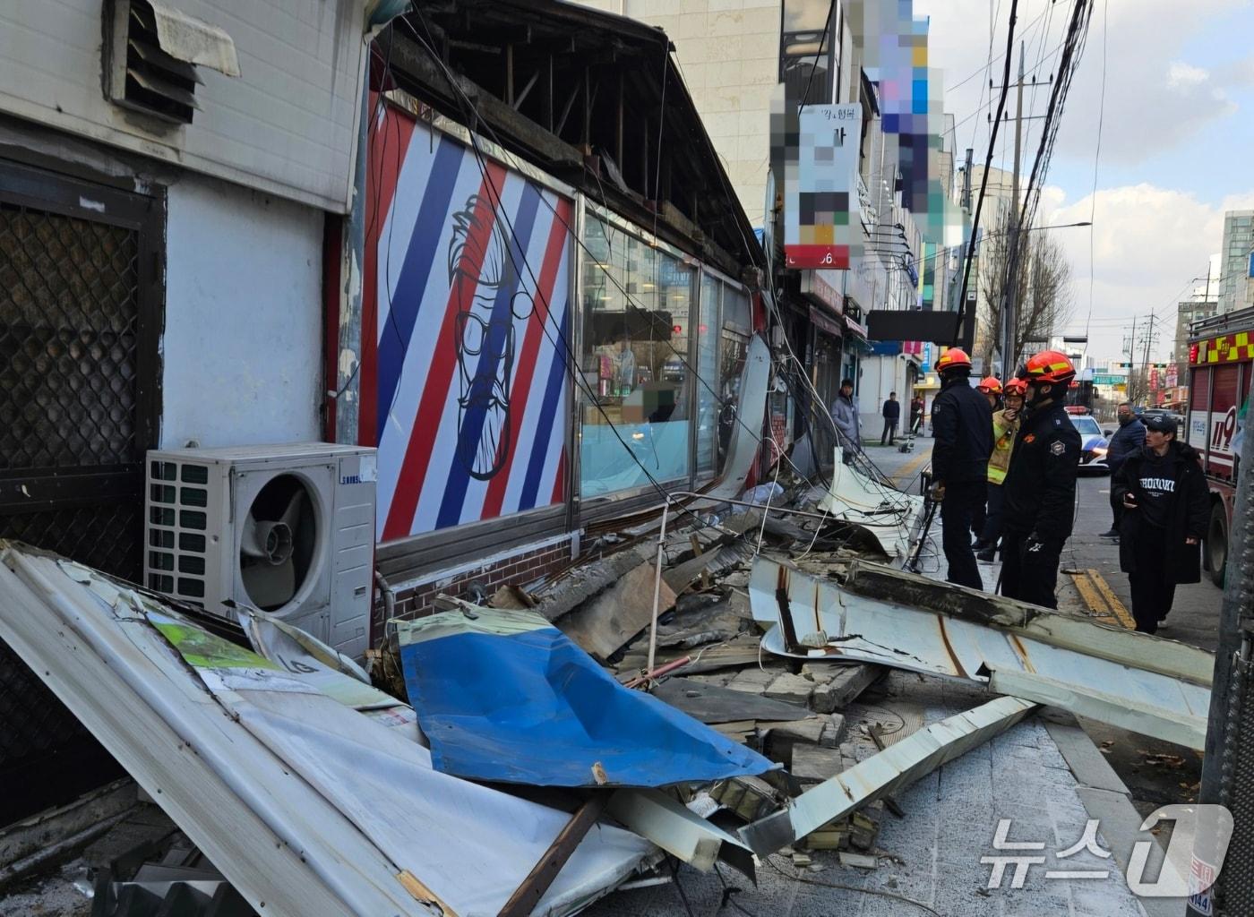 본문 이미지 - 10일 경기 의정부시 호원동 한 거리에서 행인이 떨어진 간판에 맞아 숨지는 사고가 발생했다.(독자 제공. 재판매 및 DB 금지)2026.01.10/뉴스1
