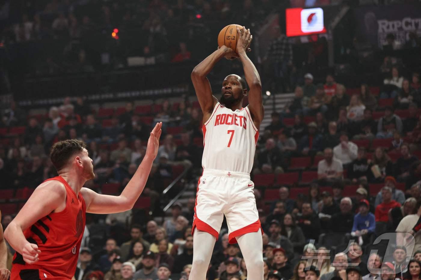 휴스턴 로키츠의 케빈 듀랜트(7번)는 10일(한국시간) 열린 2025-26 NBA 포틀랜드 트레일블레이저스와 원정 경기에서 30점을 넣어 통산 최다 득점 부문 7위에 올랐다. ⓒ AFP=뉴스1