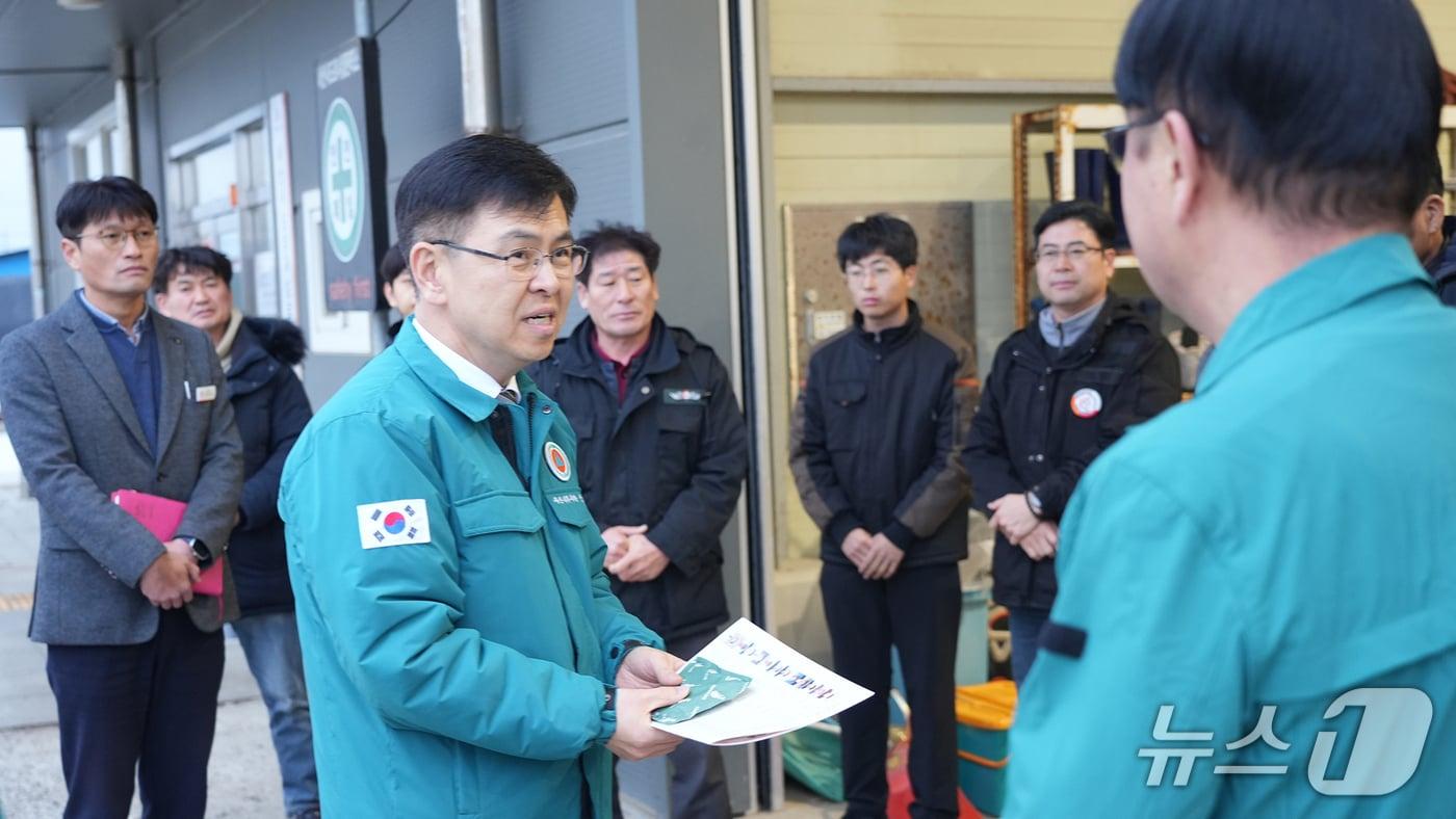지난 9일 신필승 서산시 부시장이 도로시설관리소를 방문해 겨울철 제설 대책을 점검하고 있다.(서산시 제공. 재판매 및 DB금지)2026.1.10/뉴스1