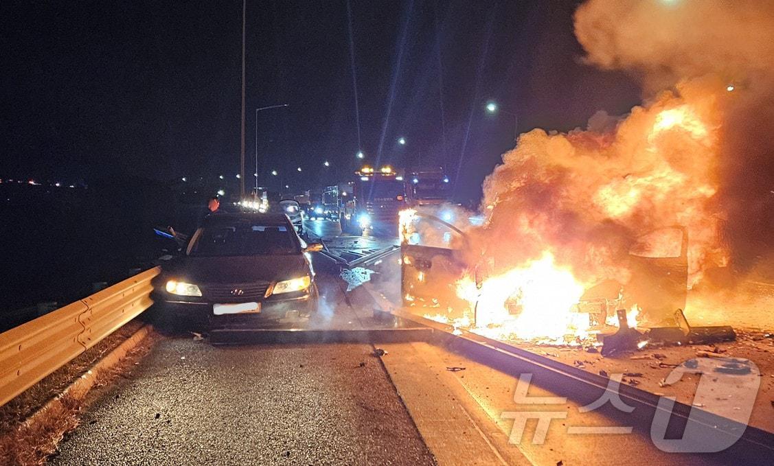 본문 이미지 - 10일 서산영덕고속도로 경북 구간에서 다중 추돌 사고가 발생해 5명이 숨지고 8명이 다쳤다. 사진은 추돌 사고로 승용차가 불에 타고 있는 모습.(경북소방본부 제공. 재판매 및 DB금지) 2026.1.10/뉴스1 ⓒ News1 이성덕 기자