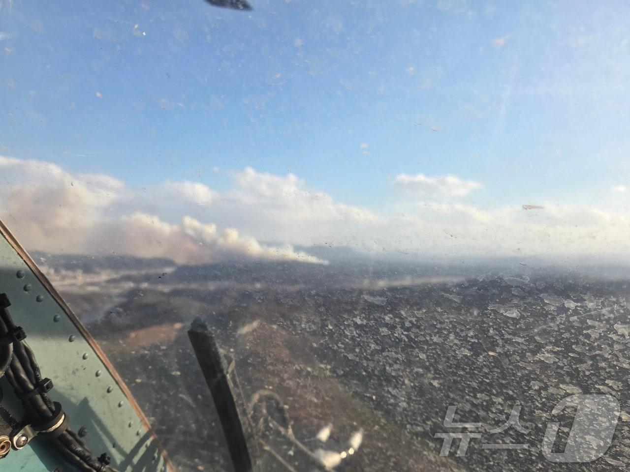 본문 이미지 - 10시 경북 의성군 비봉리의 한 야산에서 불이 나 산림·소방 당국이 헬기 등을 투입해 진화 작업을 벌이고 있다. 산불이 발생한 현장에는 초속 4.7m의 비교적 강한 바람이 불고 있어 진화의 어려움을 겪고 있다.(경북소방본부 제공. 재판매 및 DB금지) 2026.1.10/뉴스1 ⓒ News1 이성덕 기자
