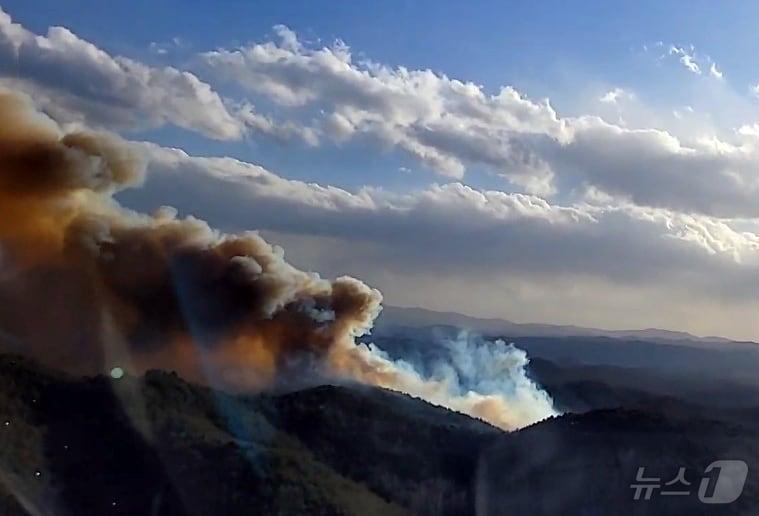 본문 이미지 - 10일 경북 의성군 비봉리의 한 야산에서 불이 나 산림·소방 당국이 헬기 등을 투입해 진화 작업을 벌이고 있다. 산불이 발생한 현장에는 초속 4.7m의 비교적 강한 바람이 불고 있어 진화의 어려움을 겪고 있다.(경북소방본부 제공. 재판매 및 DB금지) 2026.1.10/뉴스1 ⓒ News1 이성덕 기자