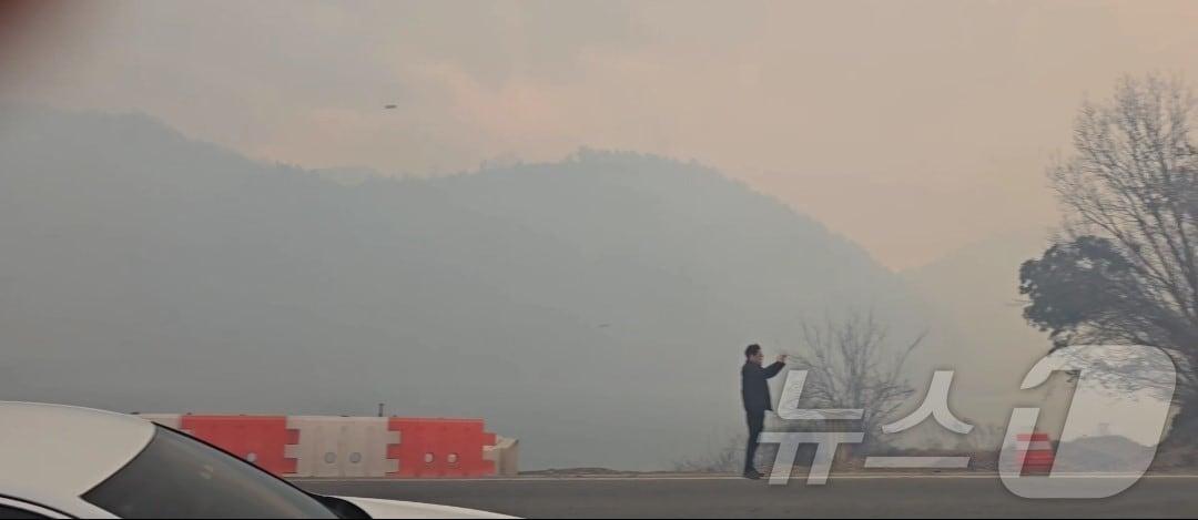 본문 이미지 - 10일 오후 3시 14분쯤 경북 의성군 의성읍 비봉리의 한 야산에서 불이 나 당국이 진화하고 있다.(독자 제공.재판매 및 DB 금지)2026.1.10/뉴스1 ⓒ News1 이성덕 기자