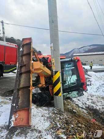 본문 이미지 - 횡성 안흥면 트랙터 전도사고 사진.(강원도소방본부 제공. 재판매 및 DB금지)/뉴스1