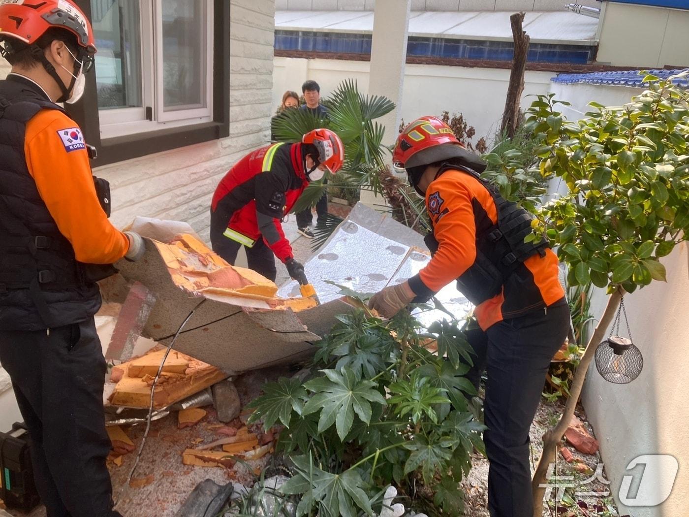 본문 이미지 - 강풍에 떨어진 시설물을 수습하고 있는 소방 대원들.(부산소방재난본부 제공. 재판매 및 DB금지)