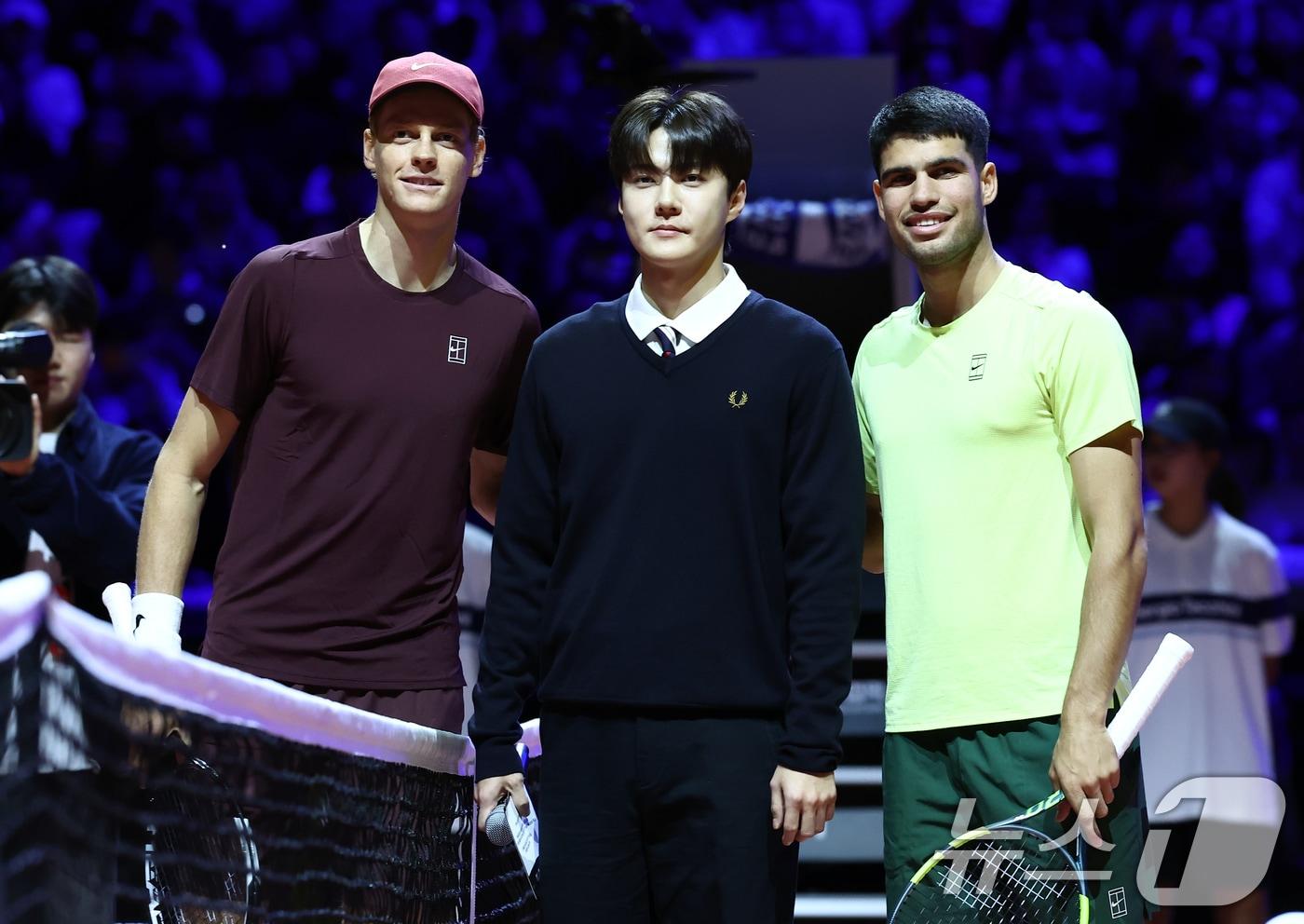 본문 이미지 - 카를로스 알카라스(오른쪽)와 얀니크 신네르(왼쪽)가 10일 인천 중구 인스파이어 아레나에서 열린 '현대카드 슈퍼매치 14'에서 경기에 앞서 엑소 세훈과 기념촬영을 하고 있다. 2026.1.10 ⓒ 뉴스1 김민지 기자