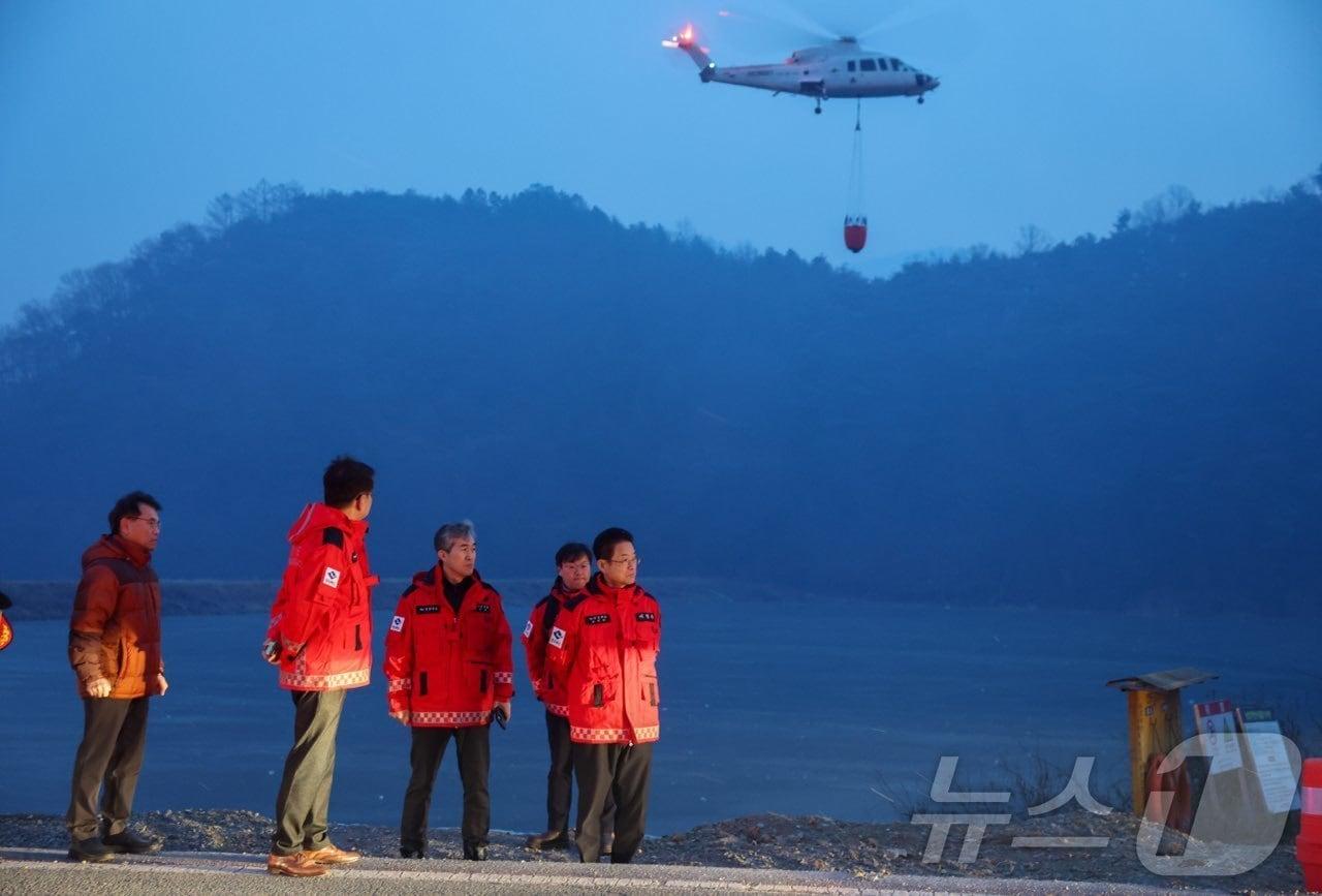 본문 이미지 - 이철우 경북지사는 10일 오후 3시 14분쯤 의성군 의성읍 비봉리 일대에서 발생한 산불과 관련해 긴급 대응 지시를 내리고, 현장을 찾아 직접 산불 진화 지휘에 나섰다. 2026.1.10/뉴스1 ⓒ News1 김대벽기자