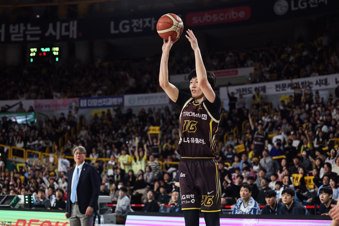 창원 LG 정인덕은 10일 경남 창원체육관에서 열린 2025-26 프로농구 고양 소노전에서 19점을 넣어 팀의 84-74 승리를 이끌었다. (KBL 제공)