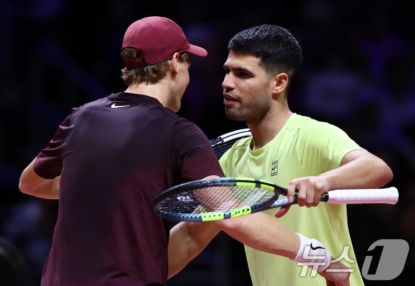 본문 이미지 - 카를로스 알카라스가 10일 오후 인천 중구 인스파이어 아레나에서 열린 현대카드 슈퍼매치 14 얀니크 신네르와의 경기에서 승리한 뒤 포옹하고 있다. 2026.1.10/뉴스1 ⓒ News1 김민지 기자