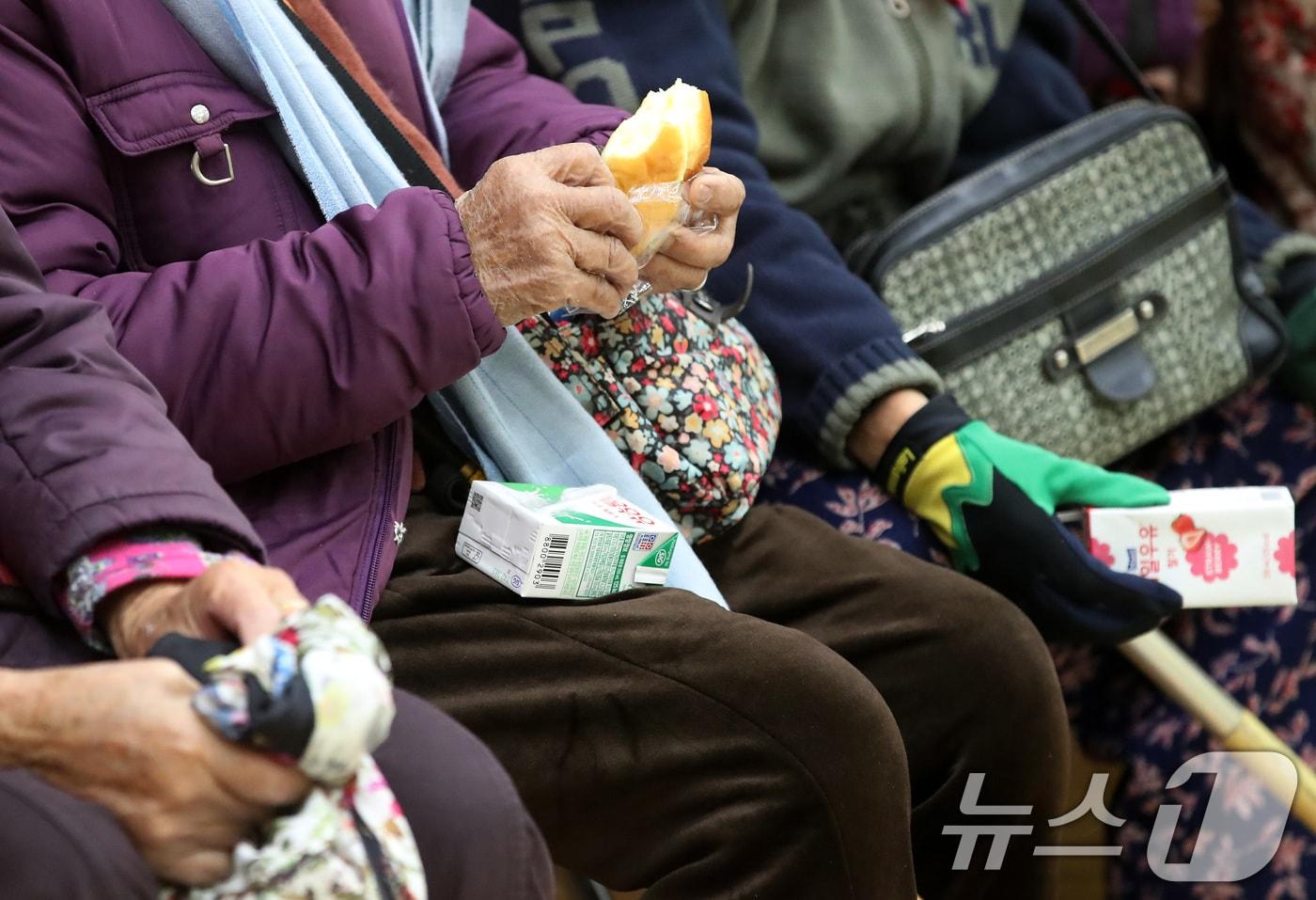 10일 오후 경북 의성군 의성읍 비봉리 한 야산에서 불이 나 인근 마을 주민들이 의성체육관으로 대피한 가운데 어르신들이 빵과 우유로 저녁 식사를 해결하고 있다. 2026.1.10/뉴스1 ⓒ News1 공정식 기자