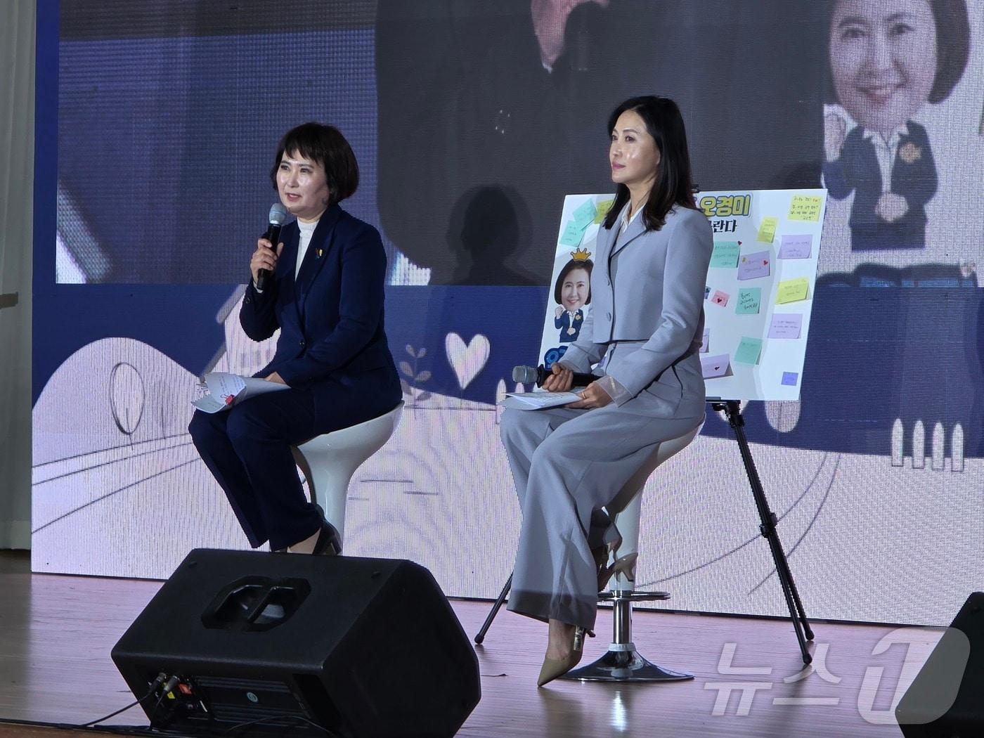 본문 이미지 - 광주교육감 출마예정자인 오경미 전 광주교육청 교육국장(왼쪽)이 10일 광주 북구 동신고 체육관에서 출판기념회를 갖고 있다.