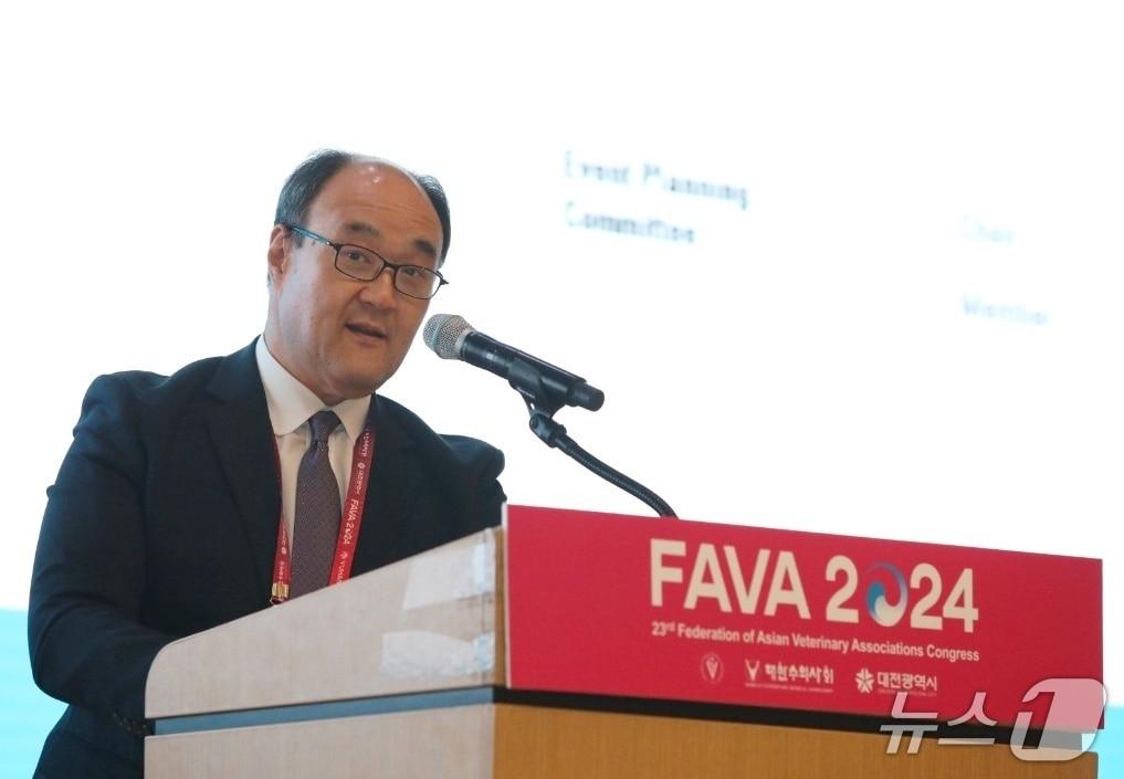 본문 이미지 - 우연철 대한수의사회 사무총장이 2024 아시아태평양수의사대회에서 발언하고 있다. ⓒ 뉴스1