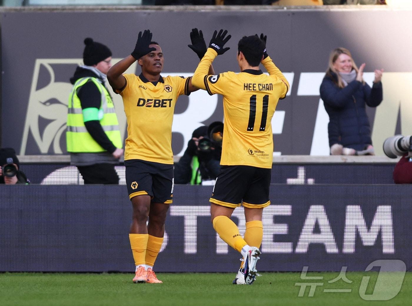 본문 이미지 - 울버햄튼 공격수 황희찬(오른쪽)은 10일(한국시간) 영국 울버햄튼의 몰리뉴 스타디움에서 열린 2025-26 FA컵 3라운드(64강) 슈루즈베리와 홈 경기에서 선제골을 도우며 팀의 6-1 대승을 이끌었다. ⓒ 로이터=뉴스1