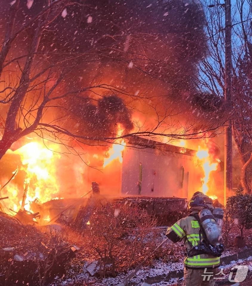 본문 이미지 - 10일 오후 5시 10분쯤 충북 옥천군 군북면의 한 주택에서 불이 나 2시간 20분 만에 꺼졌다. (옥천소방서 제공. 재판매 및 DB금지) /뉴스1