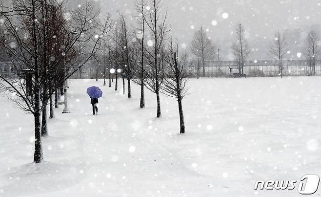 본문 이미지 -  눈 위 걷고 있는 청주시민. ⓒ News1 김용빈 기자
