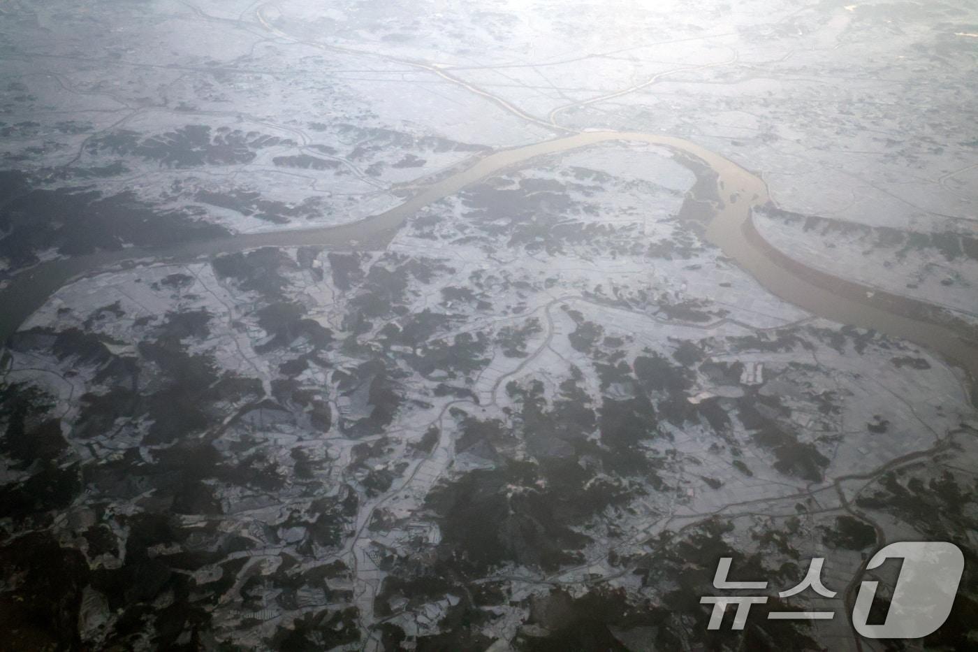 본문 이미지 - 11일 전라북도 금강일대 지역에 눈이 내려 하얗게 덮혀있다. 기상청은 이날 전국 대부분 지역에 많은 눈이 내리고, 강한 바람이 불고 기온은 전날보다 5~8도가량 급격히 떨어져 매우 춥다고 예보했다. 2026.1.11/뉴스1 ⓒ News1 김명섭 기자