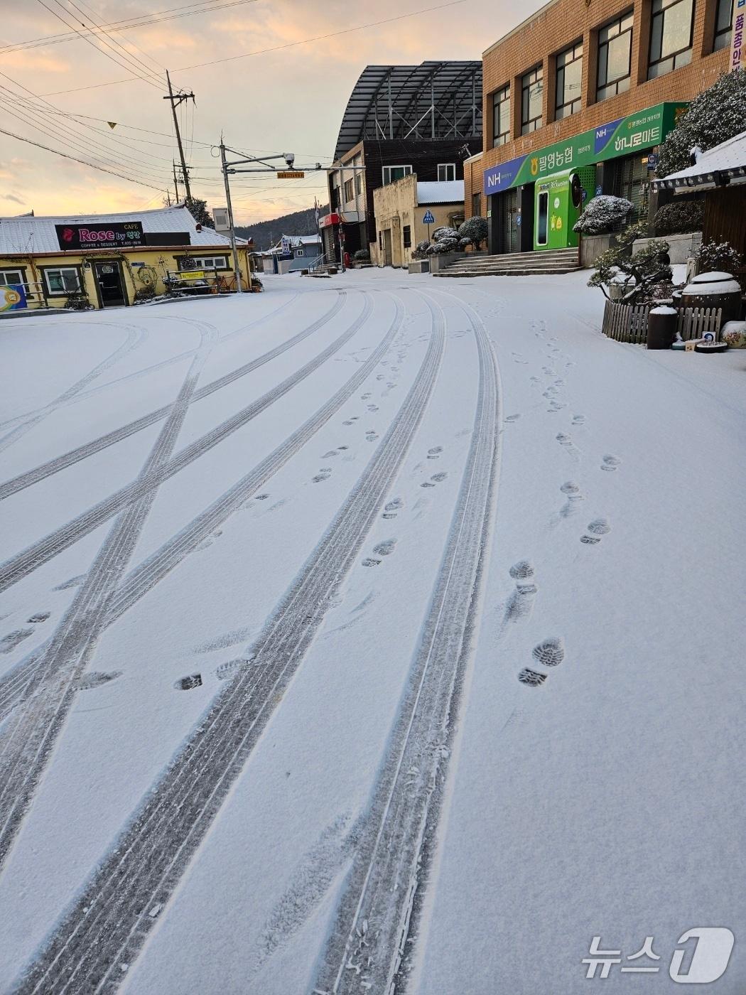 본문 이미지 - 11일 오전 전남 고흥군 점암면 도로에 눈이 쌓여있는 모습.(독자 제공. 재판매 및 DB금지) 2026.1.11/뉴스1