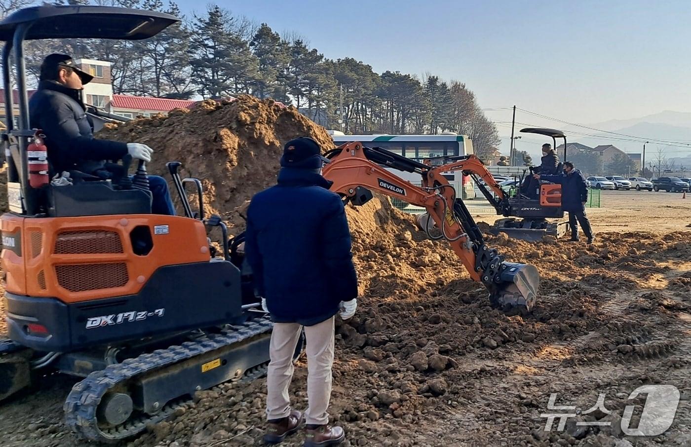 충북 괴산군은 농촌 노동력 절감을 위해 소형농기계(3톤 미만 굴착기·지게차) 조종면허 교육을 진행한다.(괴산군 제공, 재판매 및 DB금지)/뉴스1