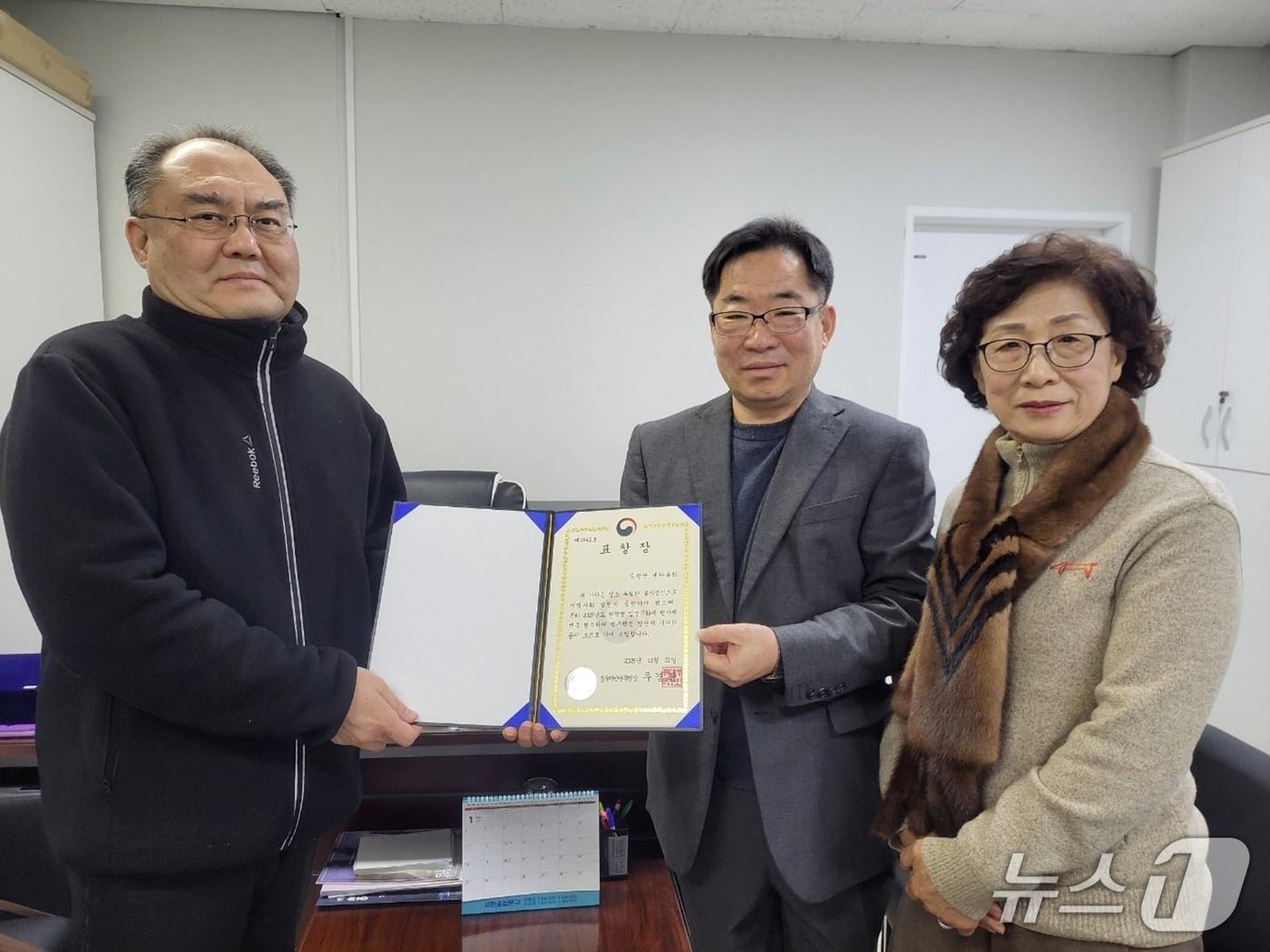 본문 이미지 - 충북 증평군새마을회가 충북지방병무청으로부터 2025년 입영문화제 참여 공로를 인정받아 표창장을 받았다.(증평군 제공, 재판매 및 DB금지)/뉴스1