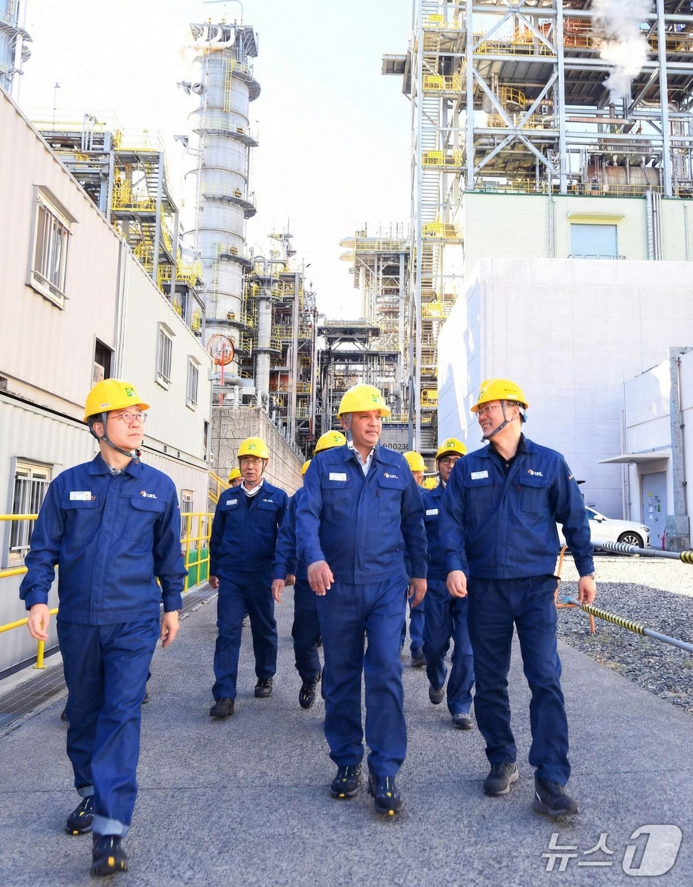 본문 이미지 - 안와르 알 히즈아지 에쓰오일 대표가 온산 공장을 방문하여 현장을 둘러보고 있다.  (에쓰오일 제공)