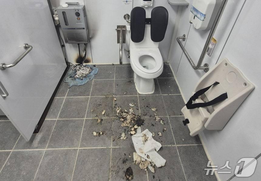 본문 이미지 - 인천 서구 공중화장실 화재 현장 (인천 검단소방서 제공.재판매 및 DB금지)