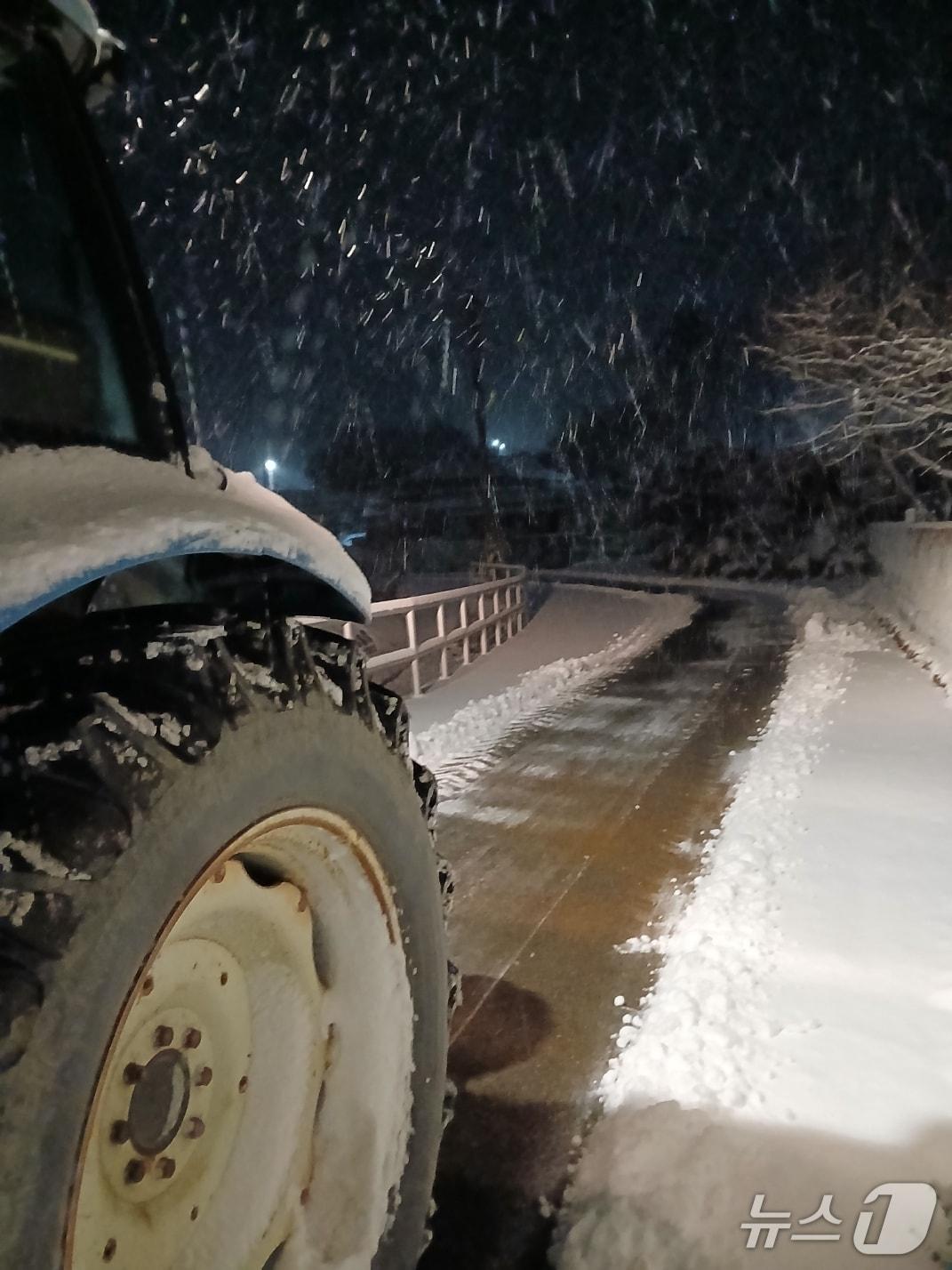 본문 이미지 - 영암 금정면 주민들이 트랙터를 이용해 제설작업을 벌이는 모습.(독자 제공. 재판매 및 DB금지) 2026.1.11/뉴스1