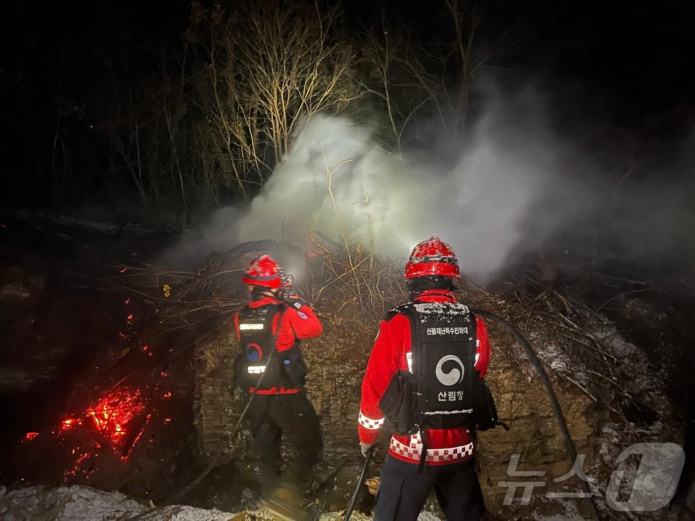 본문 이미지 - 10일 경북 의성 산불 진화를 위해 산림청 산불진화대원이 밤새 잔불정리를 하고 있다.(산림청 제공.재판매 및 DB금지)2026.1.11/뉴스1 