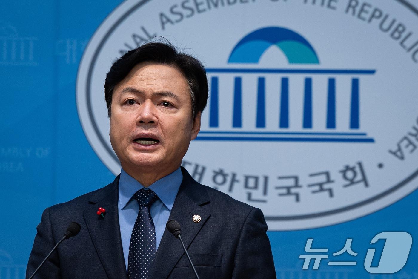 본문 이미지 - 김현정 더불어민주당 원내대변인이 11일 서울 여의도 국회 소통관에서 국민의힘 댓글 국적표기 주장, 내란재판 지연 등 현안 관련 브리핑을 하고 있다. 2026.1.11/뉴스1 ⓒ News1 유승관 기자