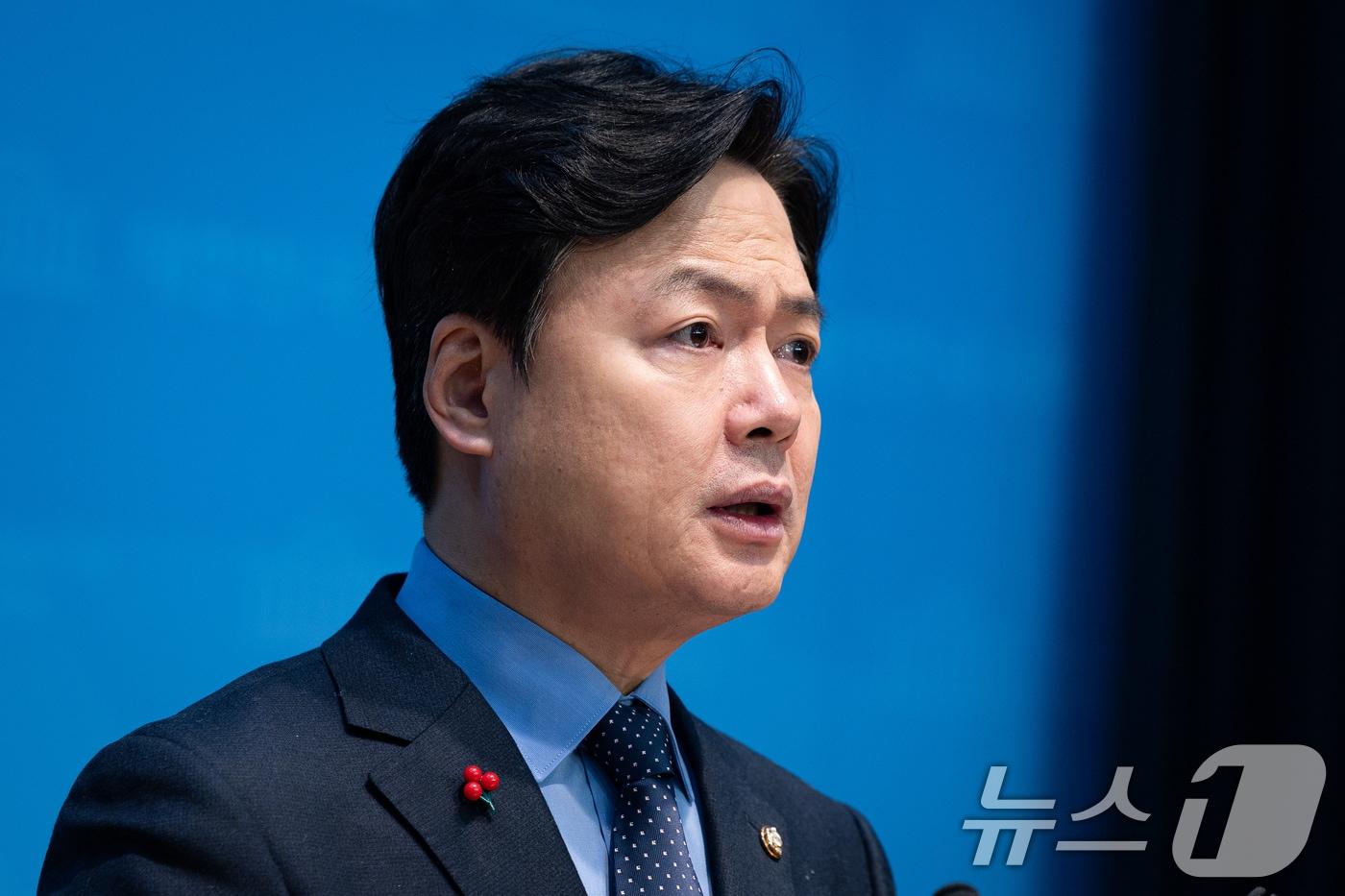 김현정 더불어민주당 원내대변인이 지난 11일 서울 여의도 국회 소통관에서 국민의힘 댓글 국적표기 주장, 내란재판 지연 등 현안 관련 브리핑을 하고 있다. 2026.1.11/뉴스1 ⓒ News1 유승관 기자