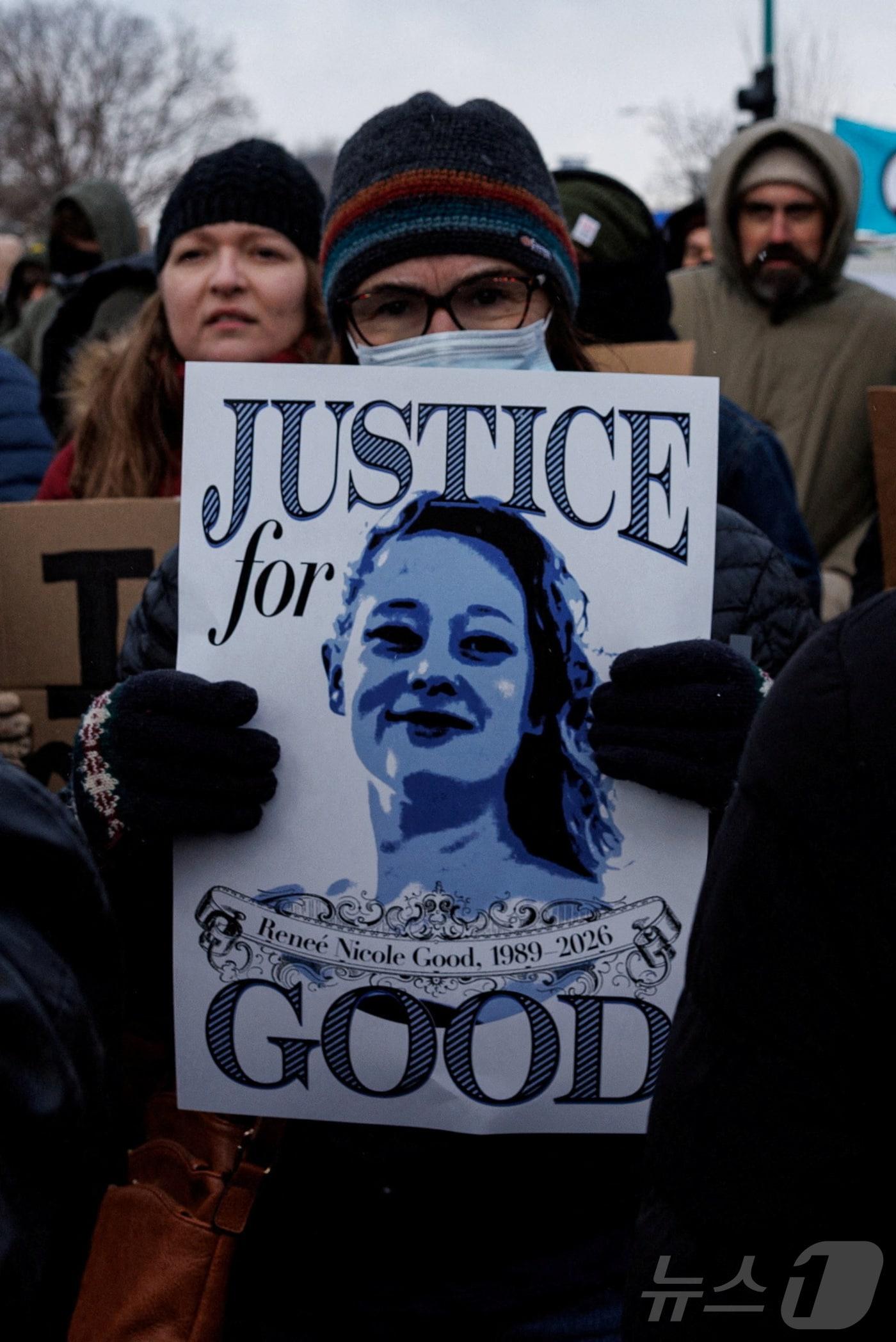 본문 이미지 - 10일(현지시간) 미국 미네소타주 미니애폴리스에서 르네 니콜 굿(37)이라는 이름의 여성이 이민세관단속국(ICE) 요원의 총에 맞아 숨진 사건에 항의하는 시위가 열리고 있다. 2026.01.10 ⓒ 로이터=뉴스1 ⓒ News1 김지완 기자
