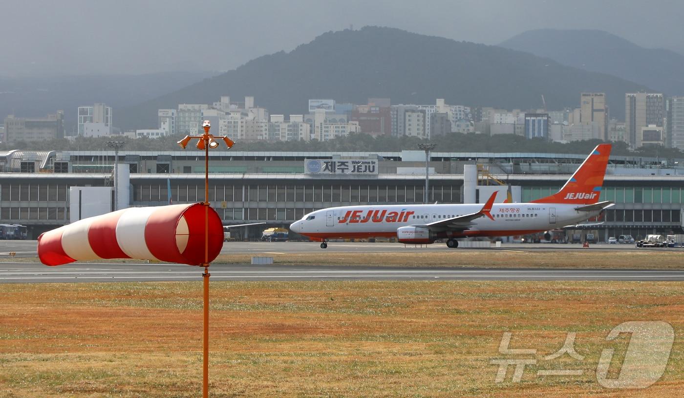 본문 이미지 - 제주국제공항 활주로에 강한 바람이 불고 있다. 2026.1.11/뉴스1 ⓒ News1 오미란 기자