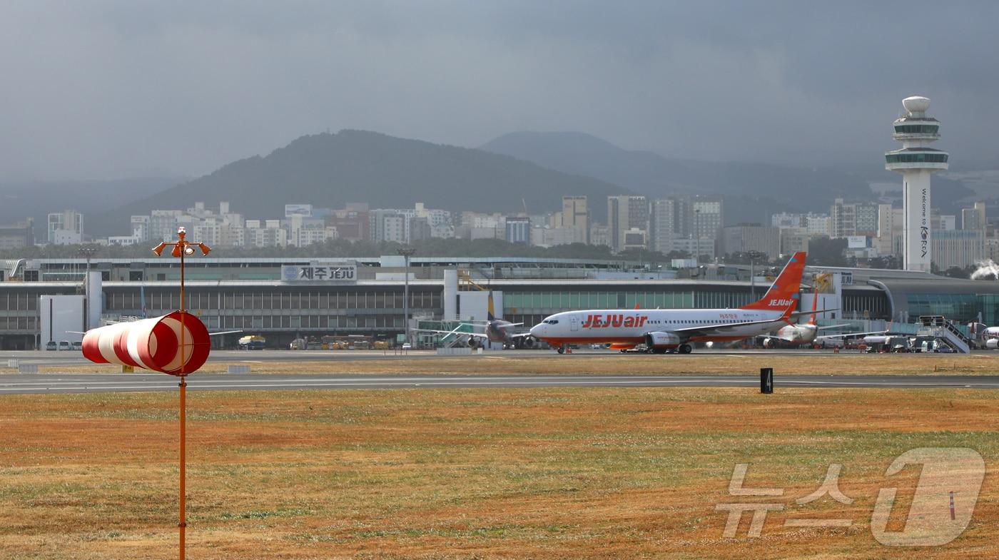 본문 이미지 - 제주국제공항 활주로에 강한 바람이 불고 있다. 2026.1.11 ⓒ 뉴스1 오미란 기자