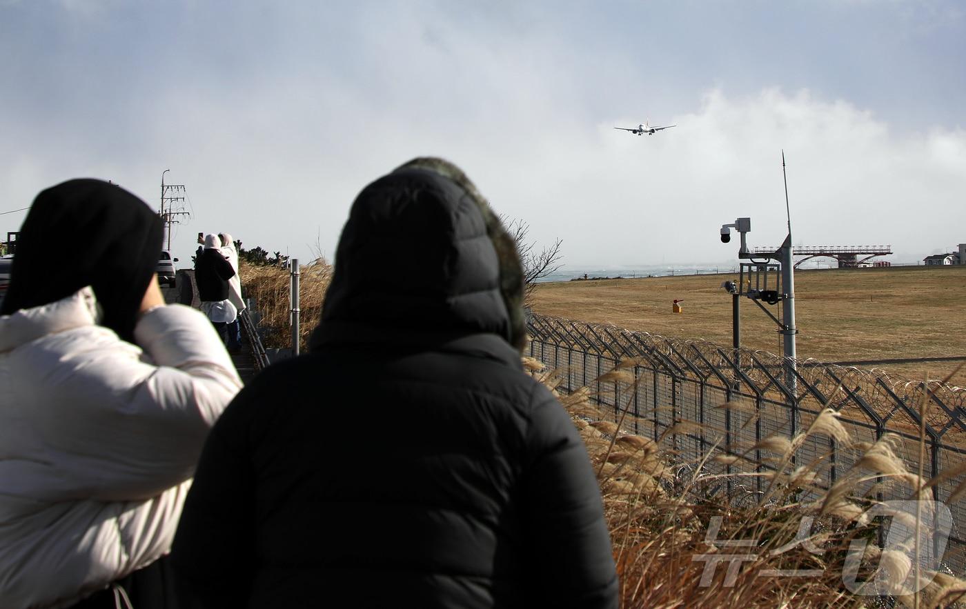 제주 전역에 강풍특보가 내려진 11일 오전 제주국제공항 활주로에 강한 바람이 불고 있다. 2026.1.11/뉴스1 ⓒ News1 오미란 기자