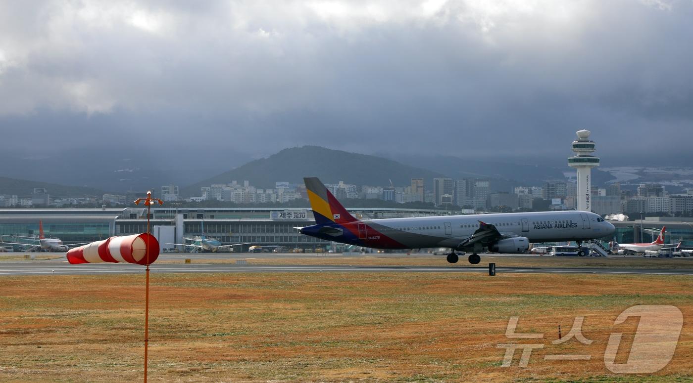 본문 이미지 - 제주국제공항 활주로에 강한 바람이 불고 있다. /뉴스1
