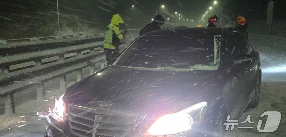 본문 이미지 - 강원도소방본부가 지난 10일 오전 5시부터 11일 오전 5시까지 대설관련 교통사고 10건, 차량고립 6건, 낙상 17건 등 30건이 넘는 상황에 대응했다고 밝혔다. (강원도소방본부 제공. 재판매 및 DB금지) 2026.1.11/뉴스1