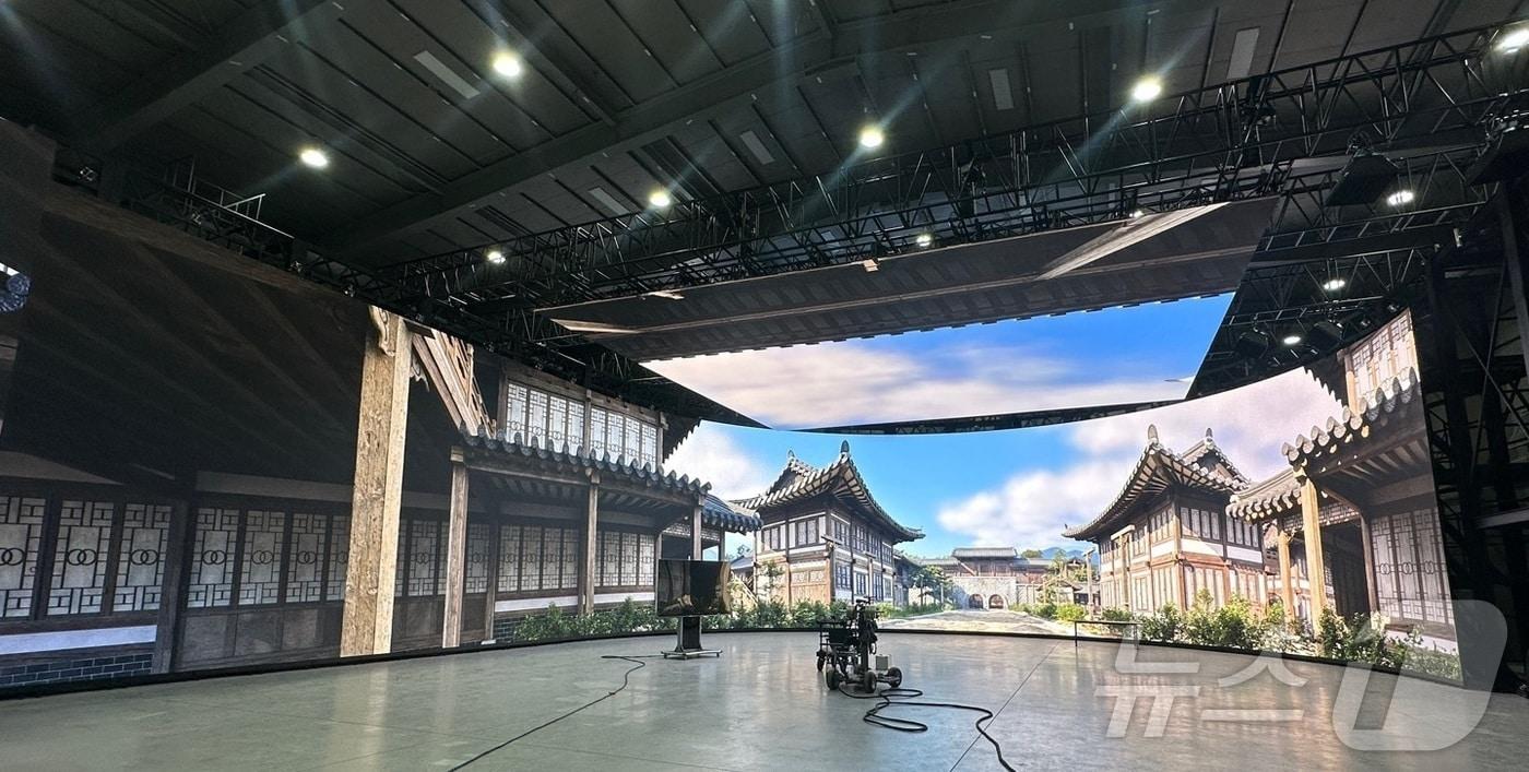 본문 이미지 - 경북도는 11일 가상현실(VR)·증강현실(AR) 기반 가상융합산업을 지역 전략산업으로 육성하고, 2026년 ‘가상융합산업혁신센터’ 구축을 중심으로 정책 실행에 들어간다.(경북도 제공. 재판매 및 DB금지) /뉴스1