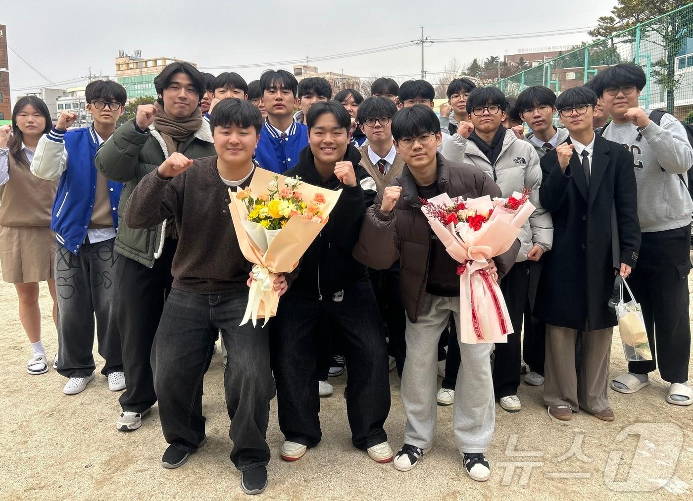 본문 이미지 - 올해 삼성전자 글로벌기술센터 최종 입사에 성공한 광주 소마고의 백송주, 박유현, 김현 졸업생.(광주교육청 제공. 재배포 및 DB 금지)