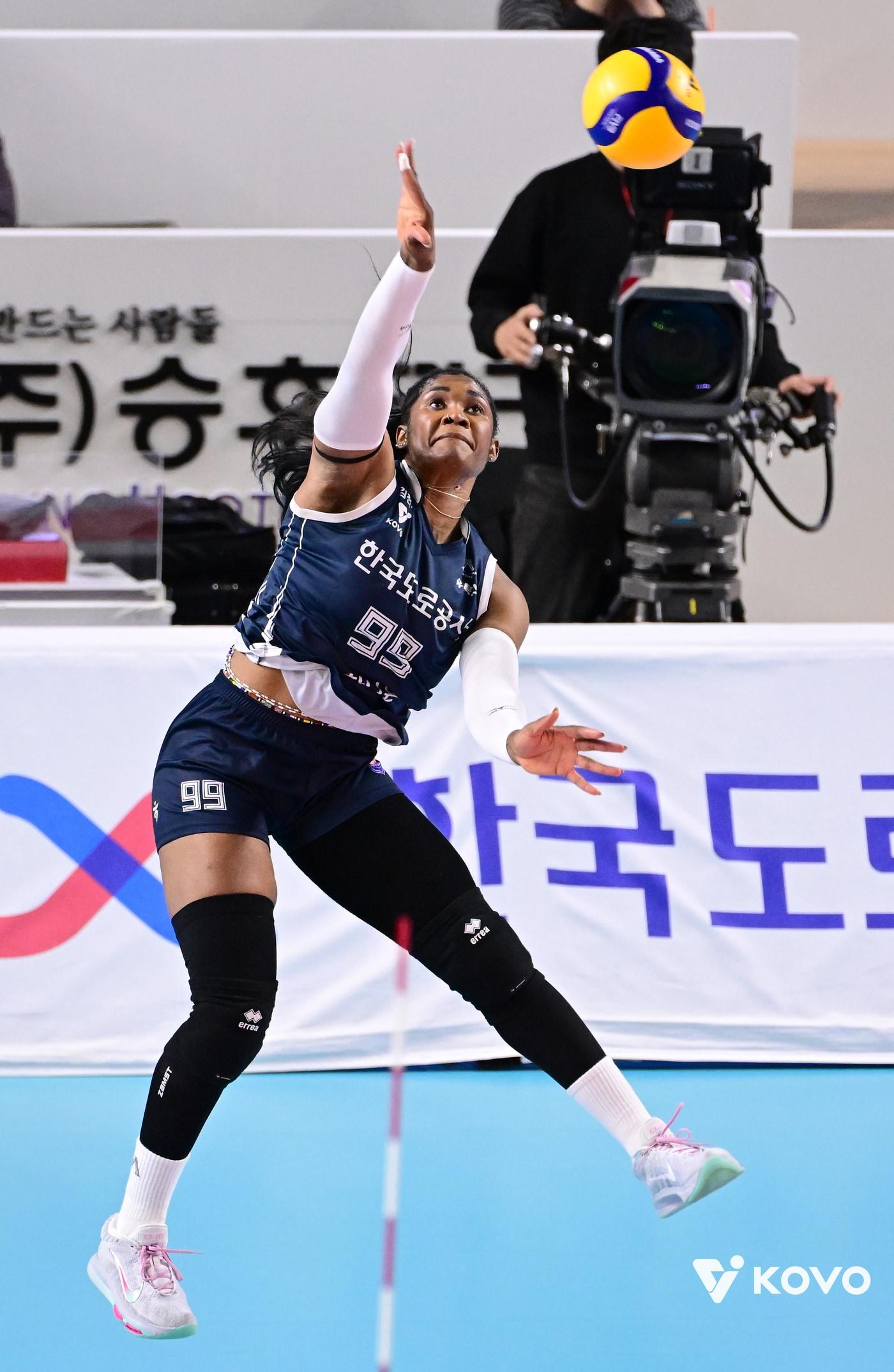 본문 이미지 - V리그 여자부 선두를 달리는 한국도로공사의 주포 모마. (KOVO 제공)