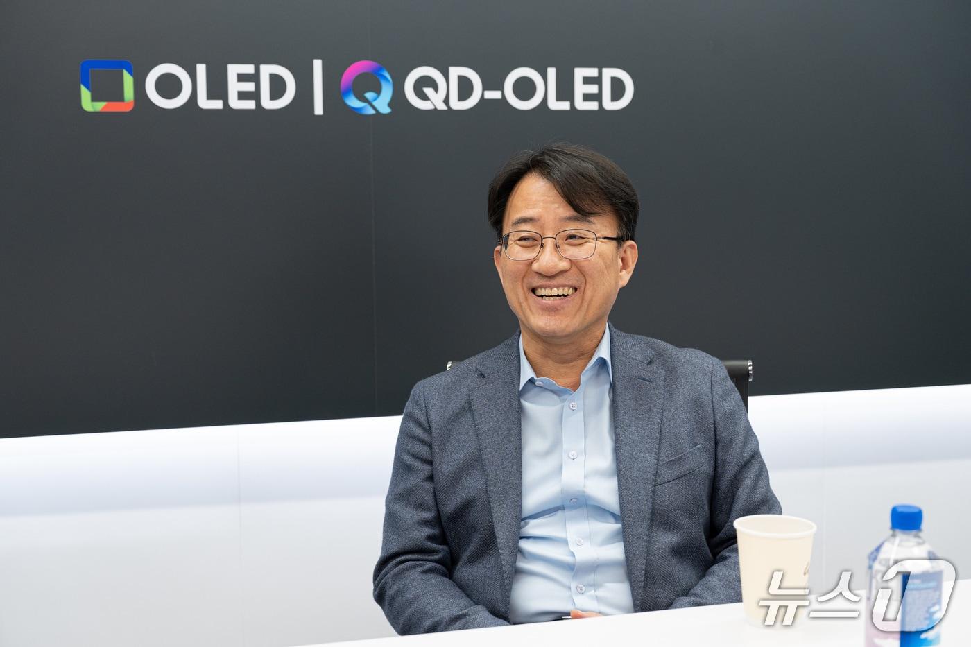 이청 삼성전자 대표이사 사장이 7일(현지시간) 미국 라스베이거스에서 기자들과 만나 질문에 답하고 있다. (사진제공 = 삼성디스플레이) 