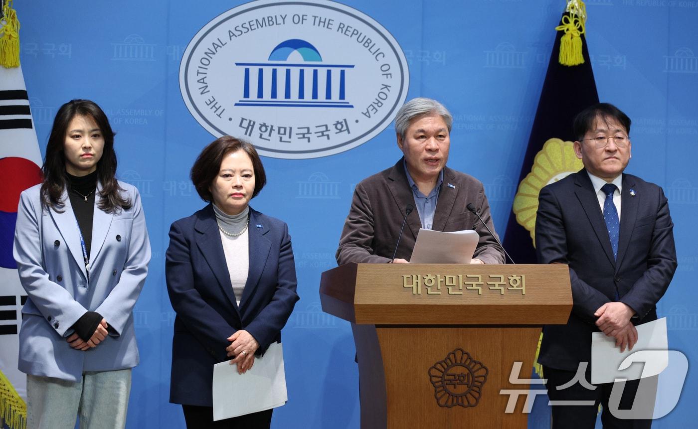 서왕진 원내대표를 비롯한 조국혁신당 의원들이 11일 서울 여의도 국회 소통관에서 국회 정치개혁특별위원회 관련 입장을 발표하고 있다. 2026.1.11/뉴스1 ⓒ News1 신웅수 기자