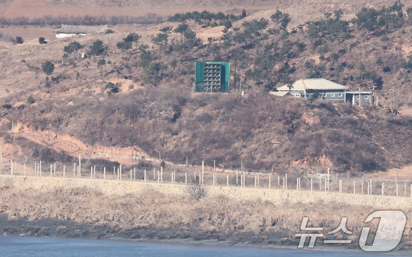 본문 이미지 - 북한의 무인기 침투 주장과 관련해 김여정 북한 노동당 부부장은 11일 "무인기를 운용한 적이 없다＂는 한국 국방부의 입장 발표를 유의하겠다고 밝히면서도, 군이든 민간이든 한국 영토에서 출발한 이상 국가의 주권 침해라며 한국 정부의 책임을 정면으로 제기했다. 한편, 청와대는 북한이 주장하고 있는 '한국발 무인기 침범 사건'과 관련해 ＂진상을 규명하고 결과를 신속하게 공개할 것＂이라고 설명했다. 2026.1.11 ⓒ 뉴스1 김도우 기자