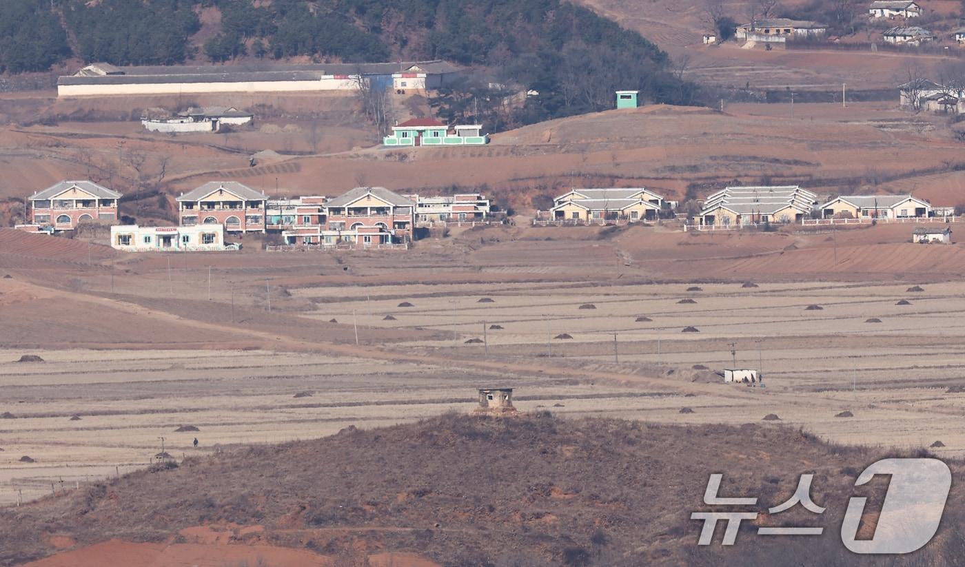 본문 이미지 -  경기 파주시 오두산통일전망대에서 바라본 북한 개풍군 마을 일대. 2026.1.11/뉴스1 ⓒ News1 김도우 기자