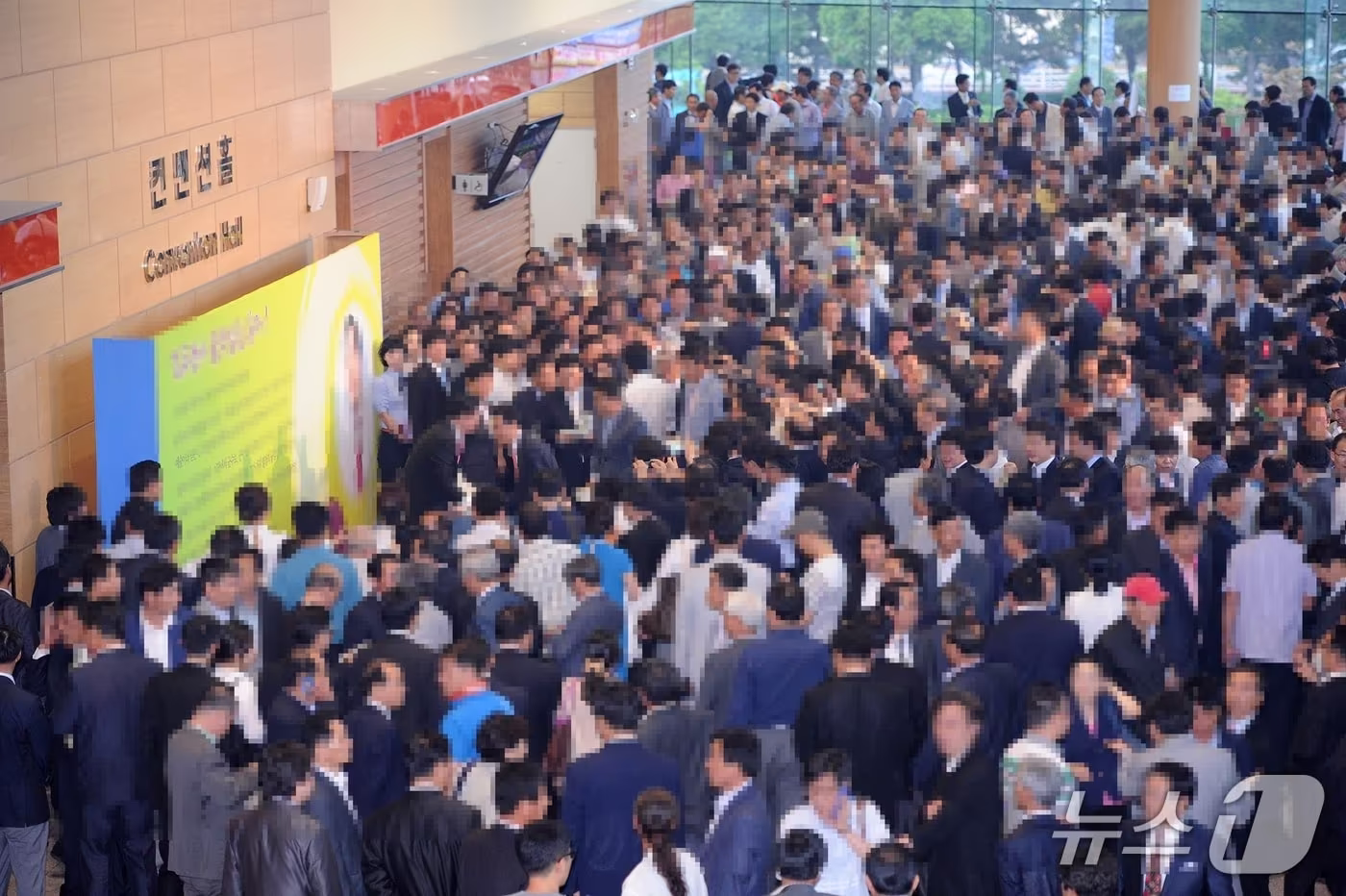 정치인 출판 기념회에 모인 인파.(사진은 기사 내용과 무관함) / 뉴스1 