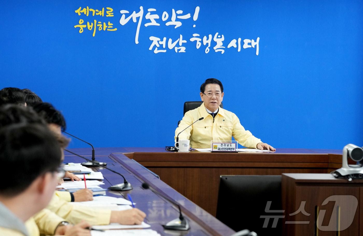 김영록 전라남도지사가 11일 도청 재난종합상황실에서 대설·한파 대처상황 점검회의’를 주재하고 있다.(전남도 제공. 재판매 및 DB금지) 2026.1.11/뉴스1 