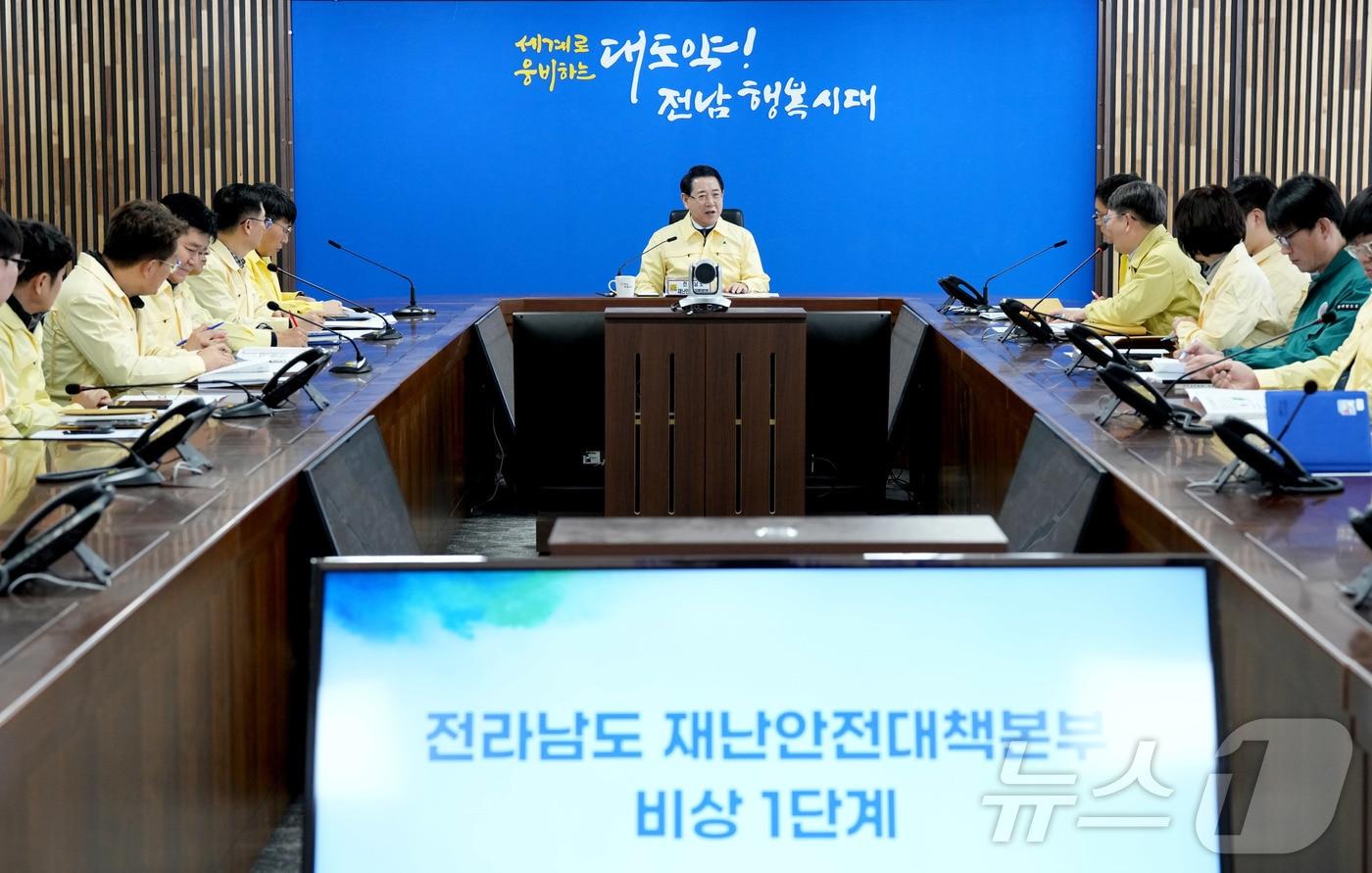 김영록 전라남도지사가 11일 도청 재난종합상황실에서 대설·한파 대처상황 점검회의’를 주재하고 있다.(전남도 제공. 재판매 및 DB금지) 2026.1.11/뉴스1 