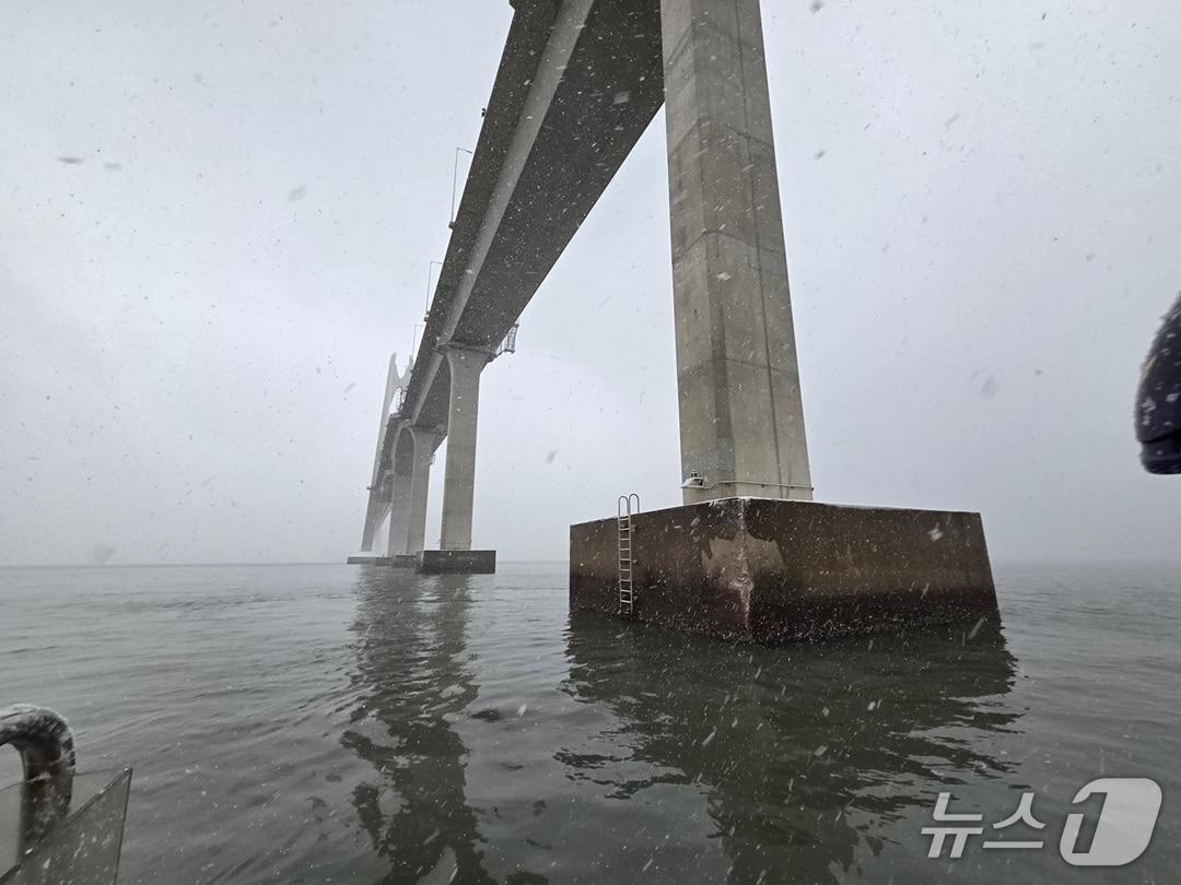 본문 이미지 - 파손된 신안 천사대교 교각 모습.(목포해경 제공. 재판매 및 DB금지) 2026.1.11/뉴스1