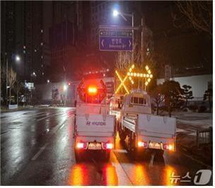 본문 이미지 - 지난 10일 내린 눈으로 전북지역 일부 도로가 통제되고 있다.(전북도제공, 재판매 및 DB금지)2026.1.11/뉴스1